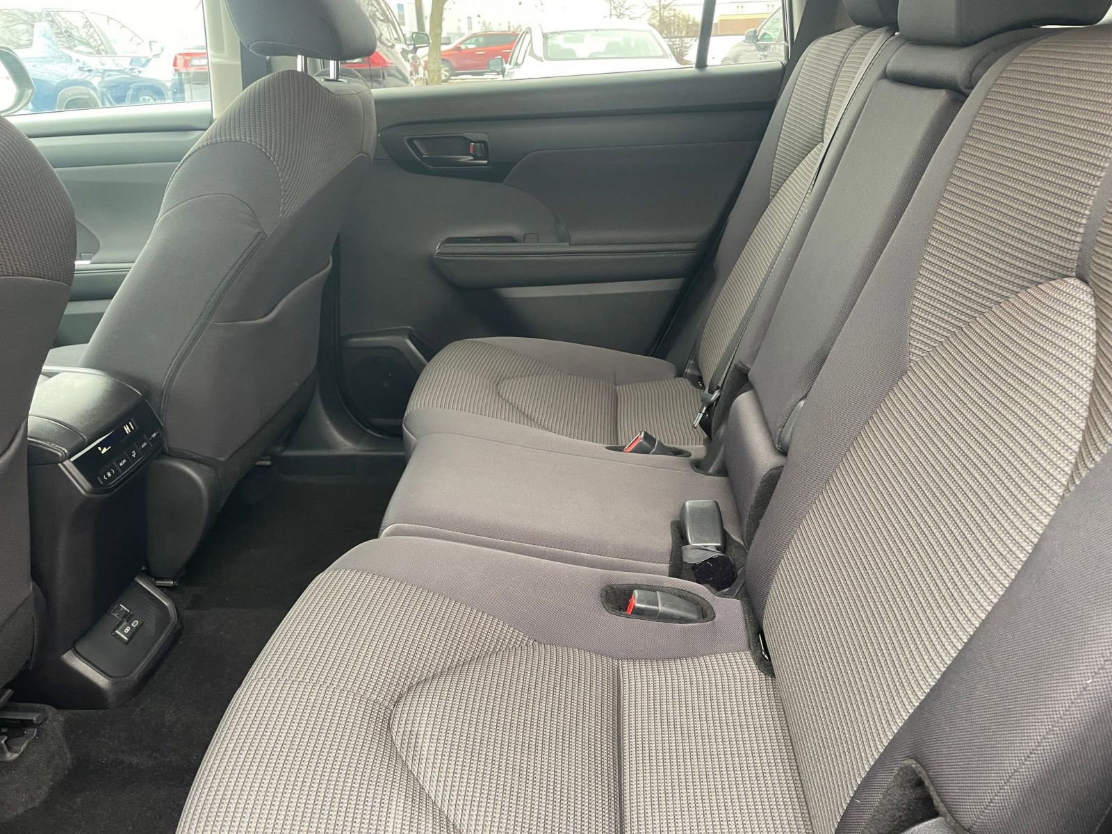 Used 2025 Toyota Highlander LE image 27