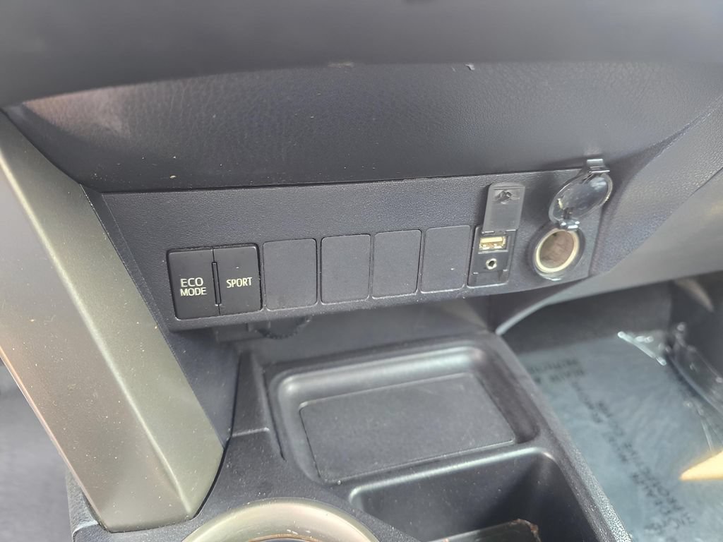 Used 2013 Toyota RAV4 XLE AWD/4WD image 17