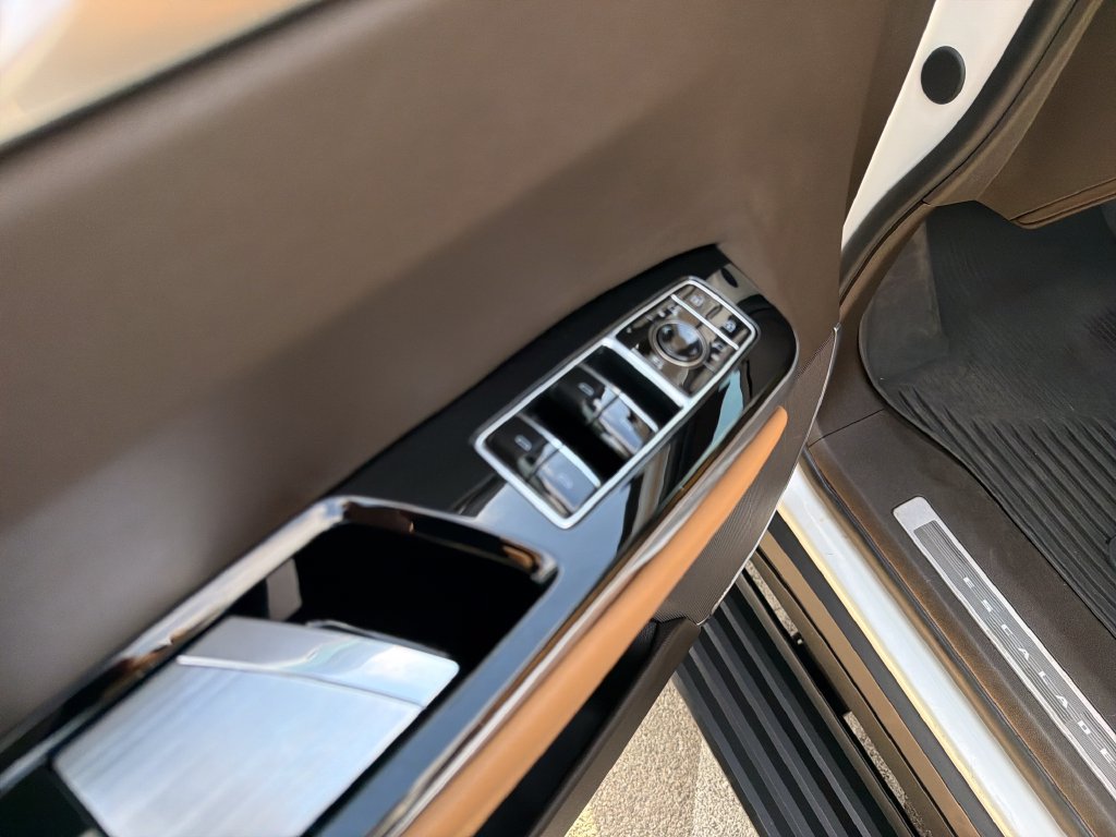 Used 2025 Cadillac Escalade ESV Premium Luxury AWD/4WD image 18