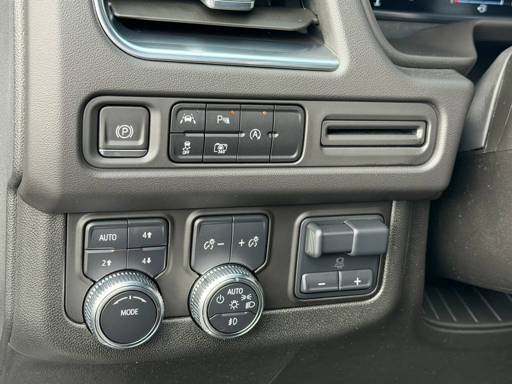 Certified 2024 GMC Yukon XL SLT w/ SLT Luxury Package AWD/4WD image 33
