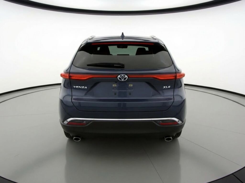 Used 2023 Toyota Venza XLE image 5