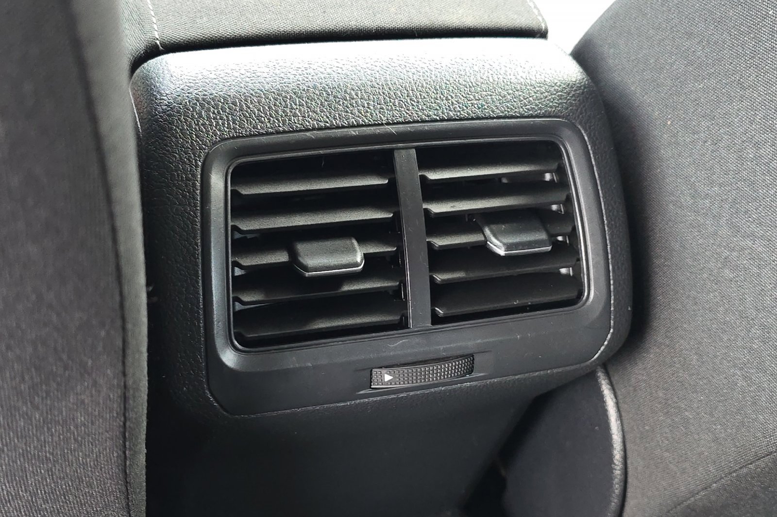 Used 2017 Volkswagen Golf S image 13