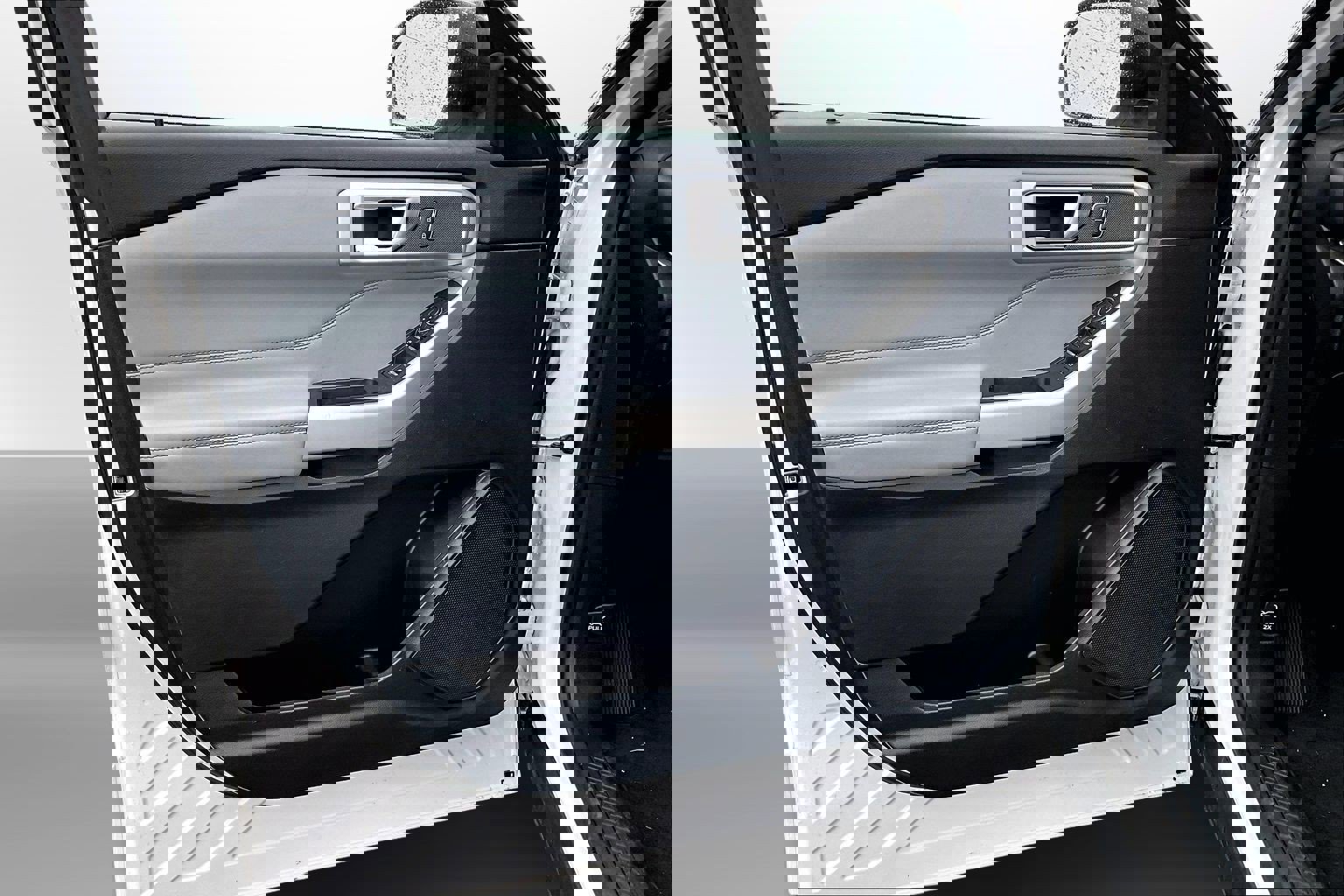 Used 2022 Ford Explorer XLT w/ Equipment Group 202A image 26