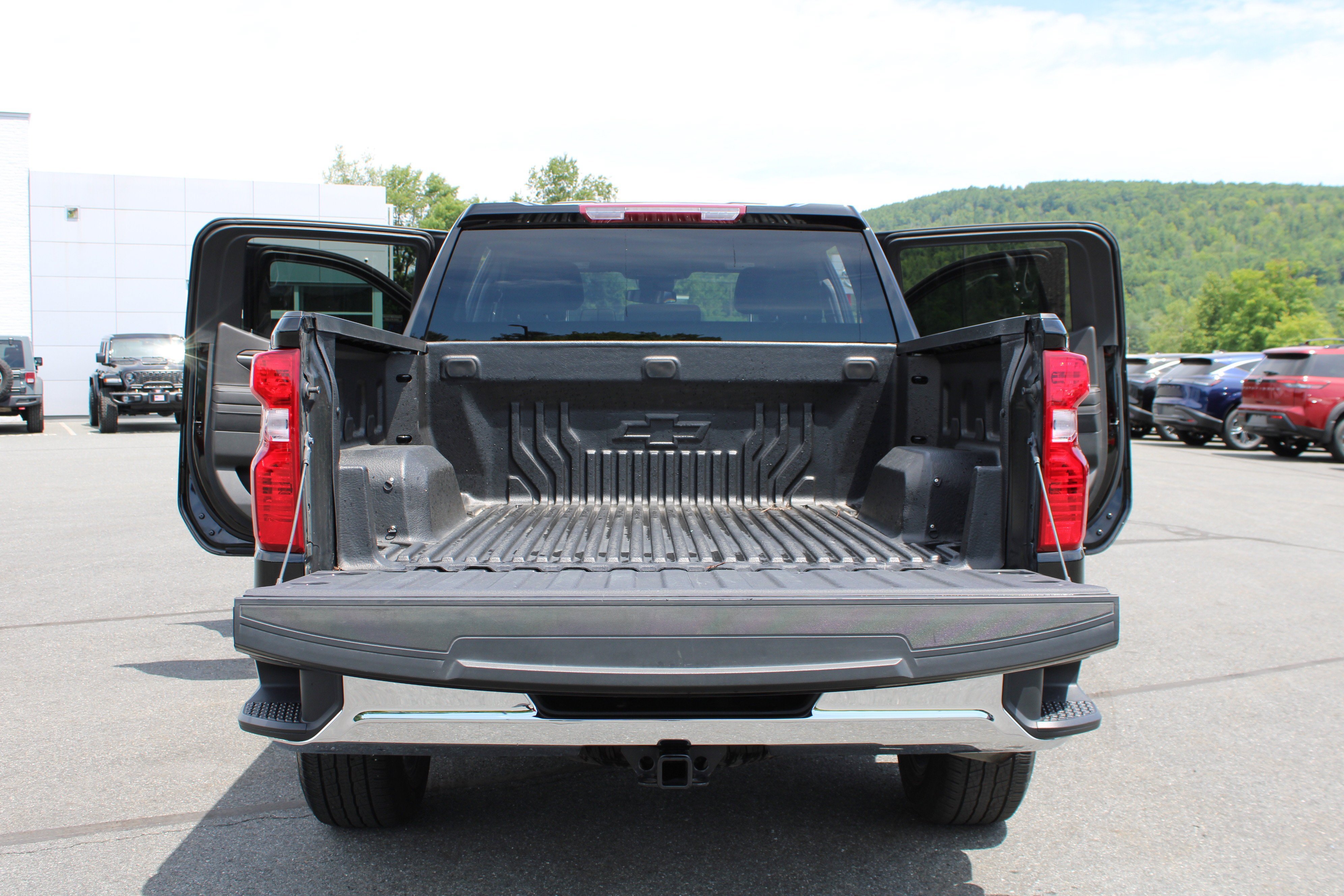 Used 2023 Chevrolet Silverado 1500 LT AWD/4WD image 19