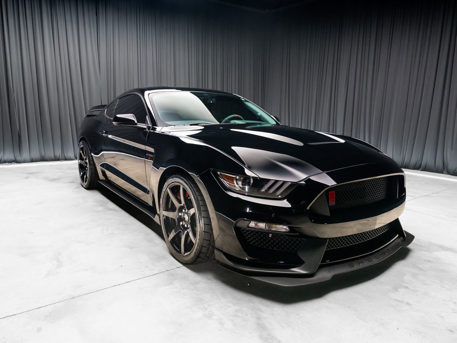 Used 2016 Ford Mustang Shelby GT350R w/ GT350R Equipment Group 920A RWD image 9