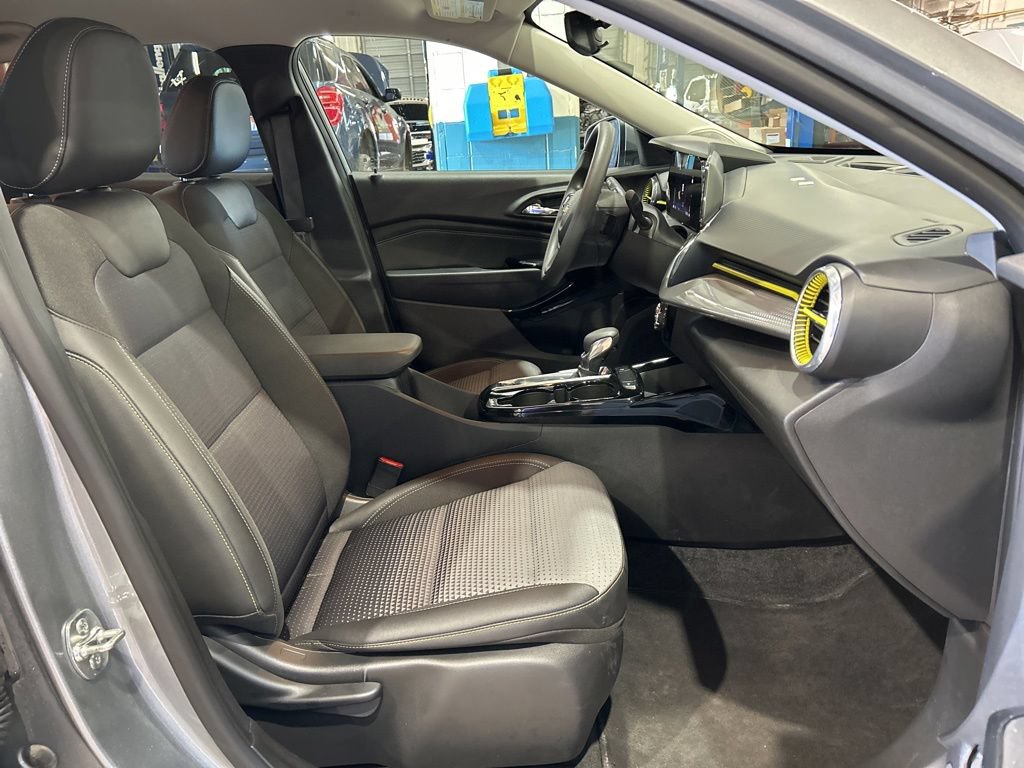 Used 2025 Chevrolet Trax LT FWD image 33