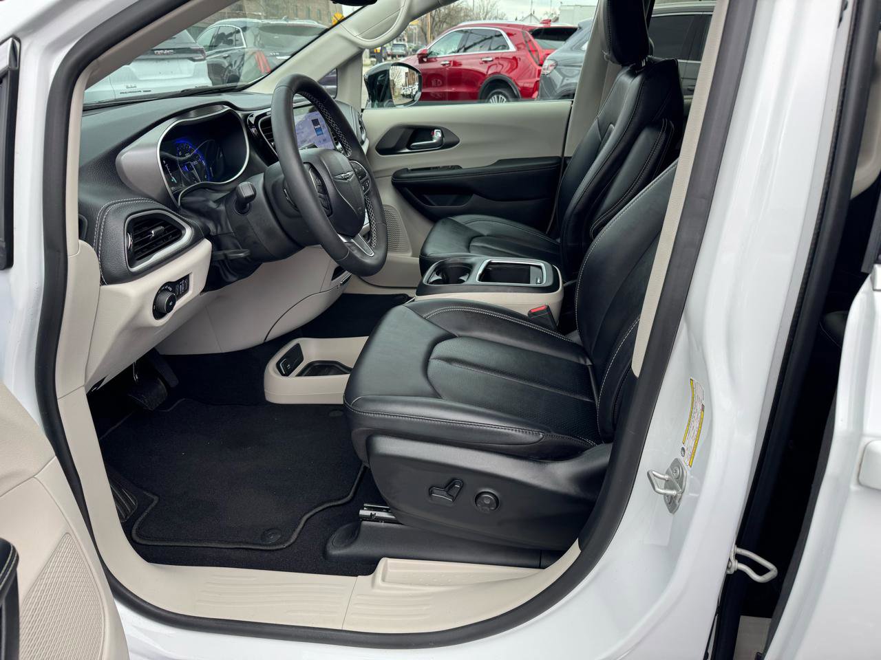 Used 2024 Chrysler Pacifica Touring-L image 17