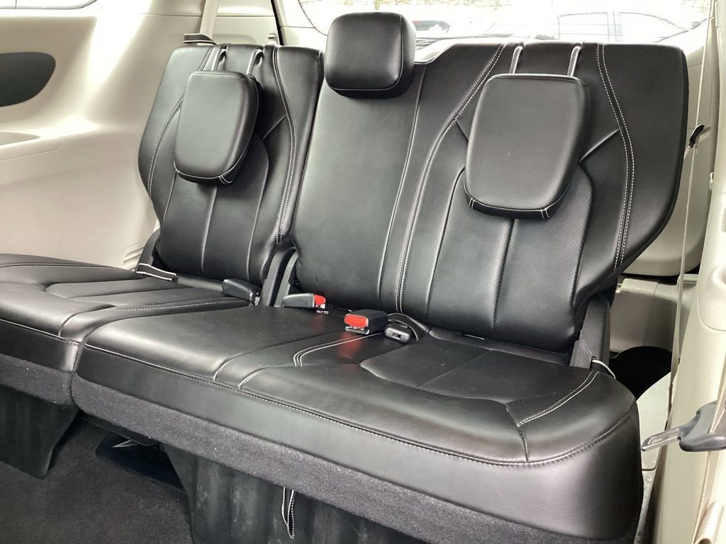 Used 2024 Chrysler Pacifica Touring-L image 21