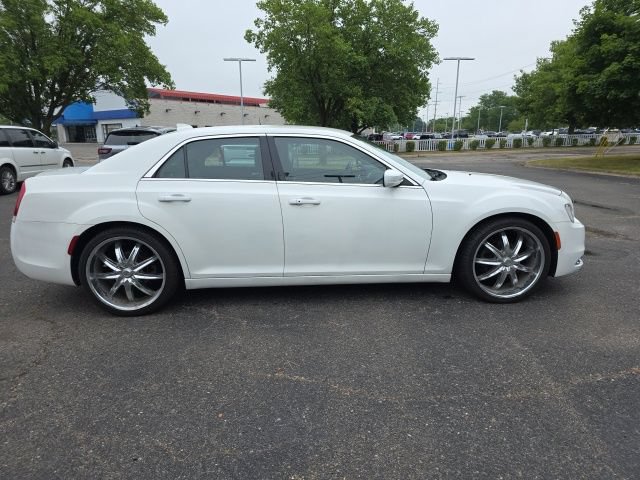 Used 2019 Chrysler 300 Touring w/ Quick Order Package 2EF RWD image 9