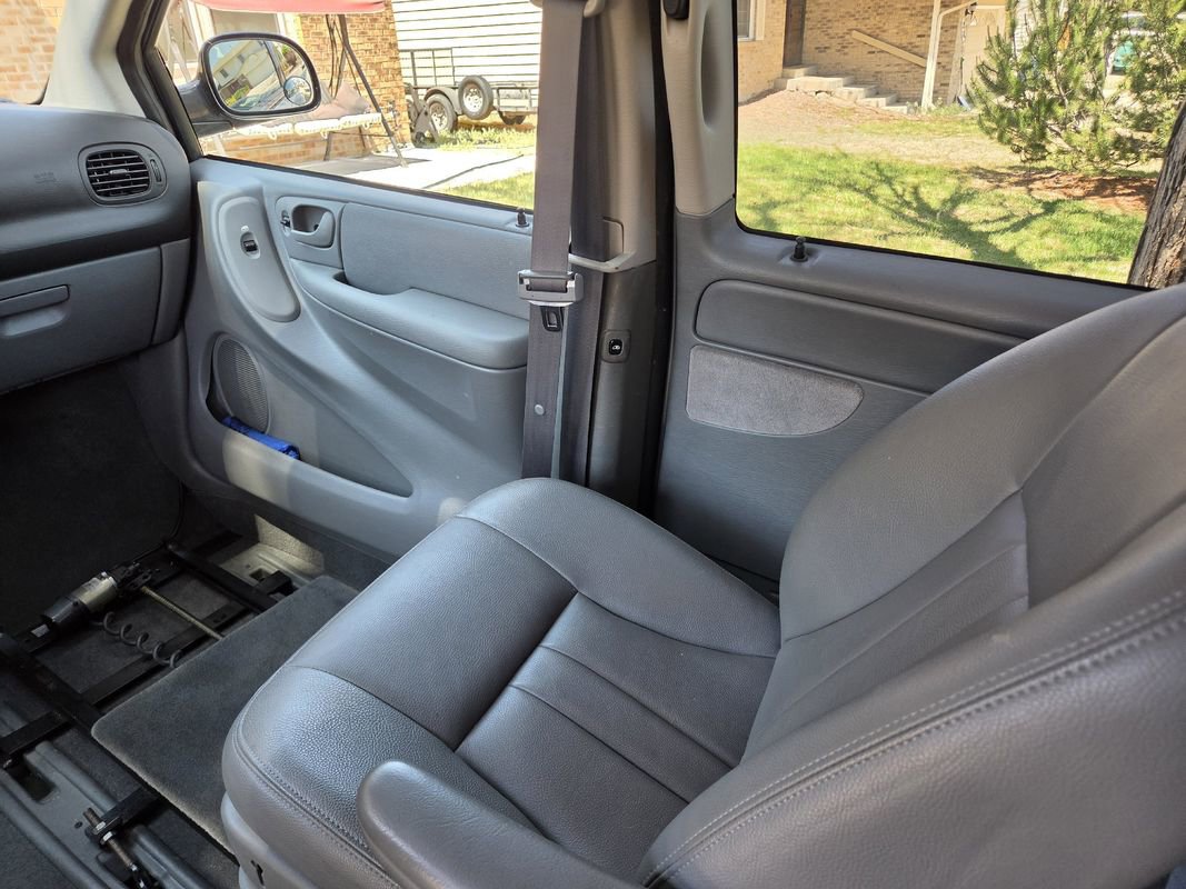 Used 2005 Dodge Grand Caravan SXT w/ Leather Interior Group FWD image 34