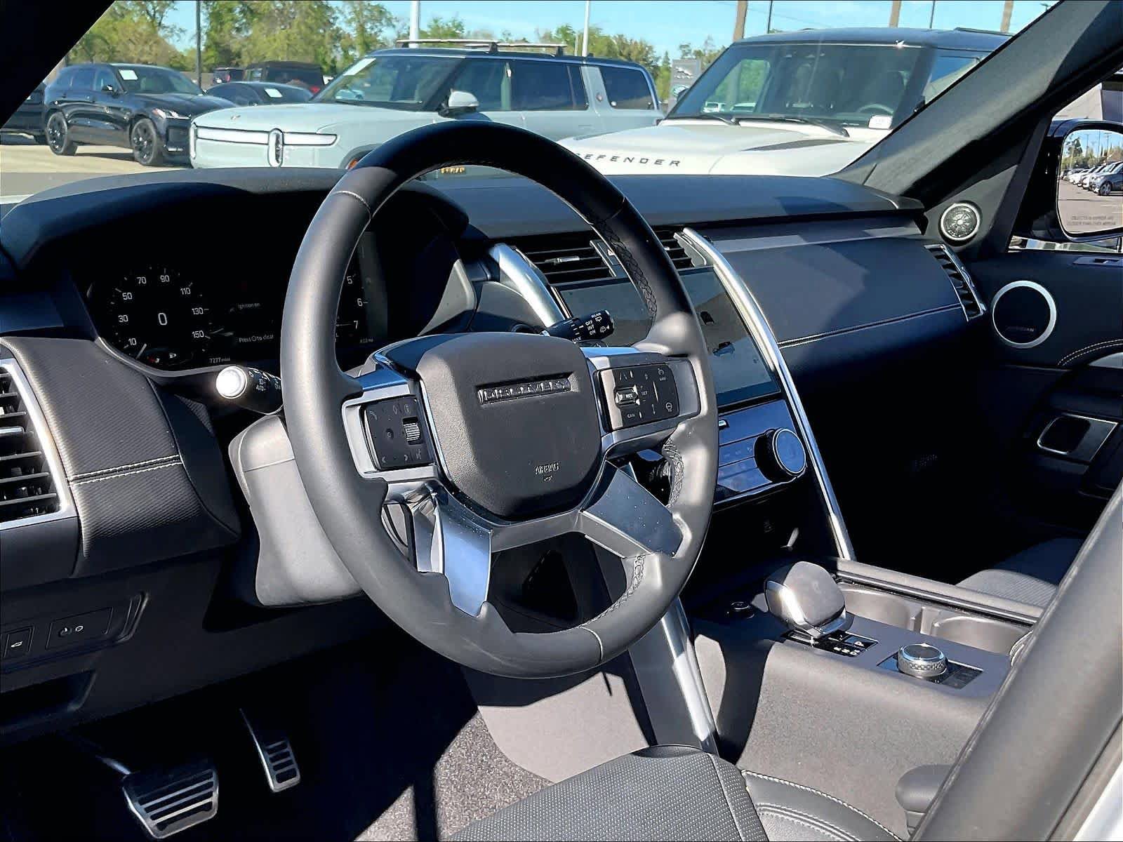 Used 2025 Land Rover Discovery Dynamic SE AWD/4WD image 16
