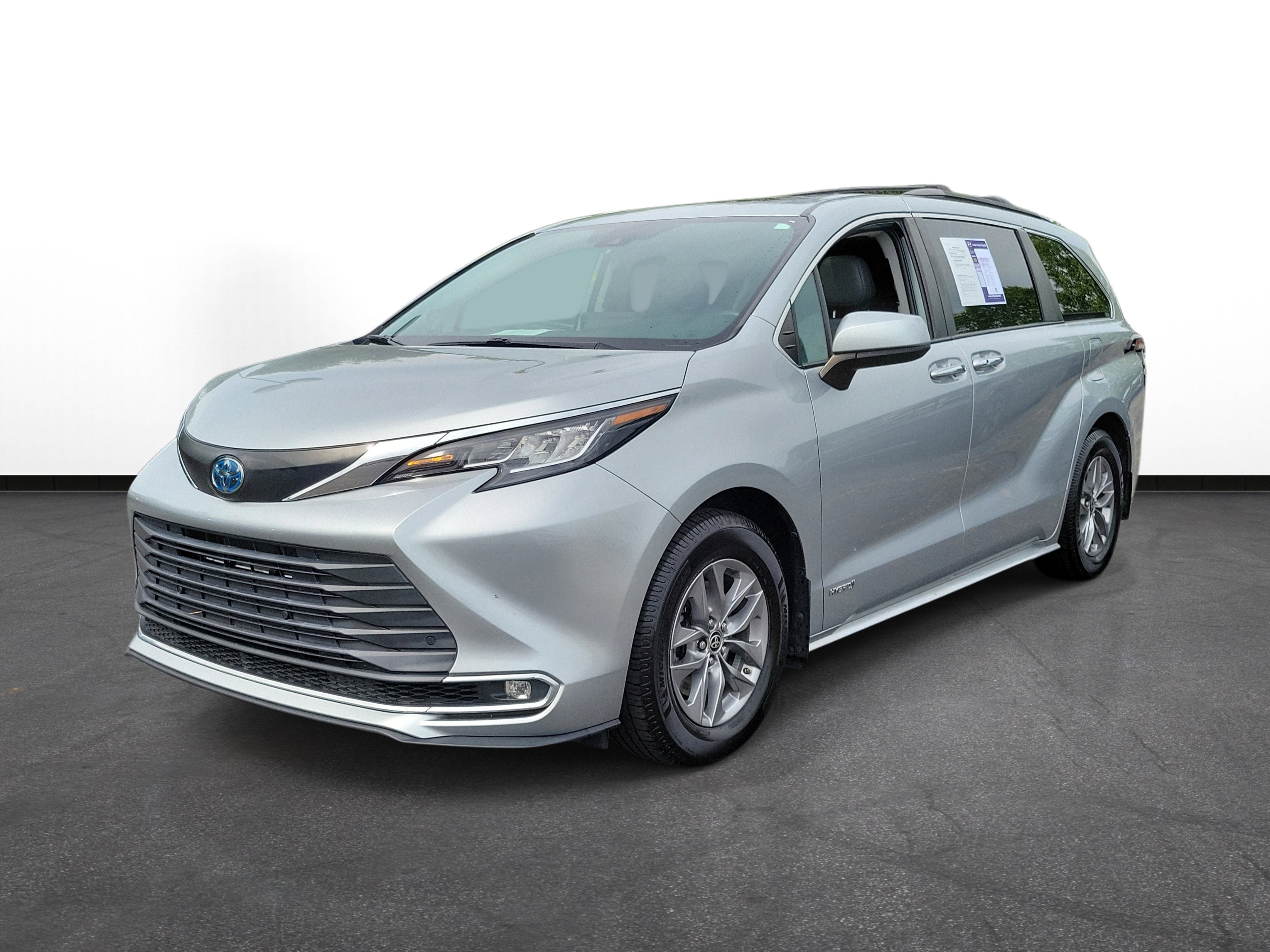 Used 2021 Toyota Sienna XLE w/ XLE Plus Package AWD/4WD image 2