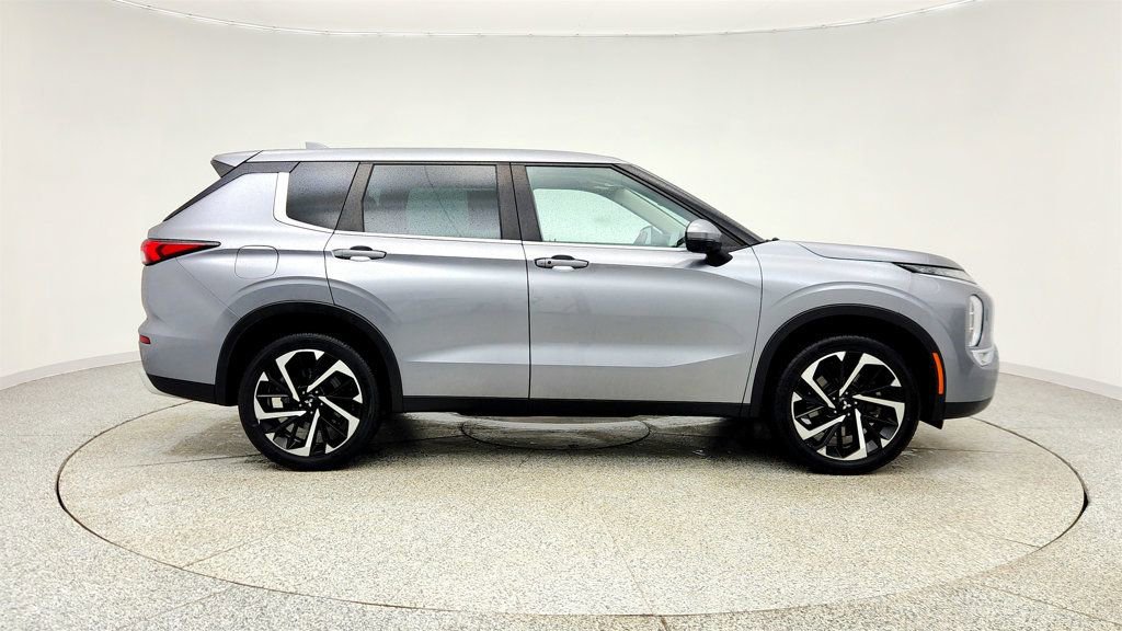 Used 2023 Mitsubishi Outlander SE image 4