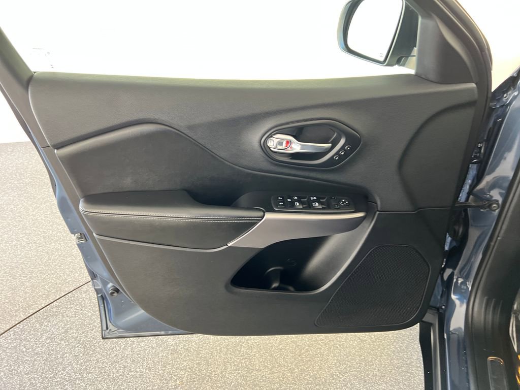 Used 2019 Jeep Cherokee Limited FWD image 12