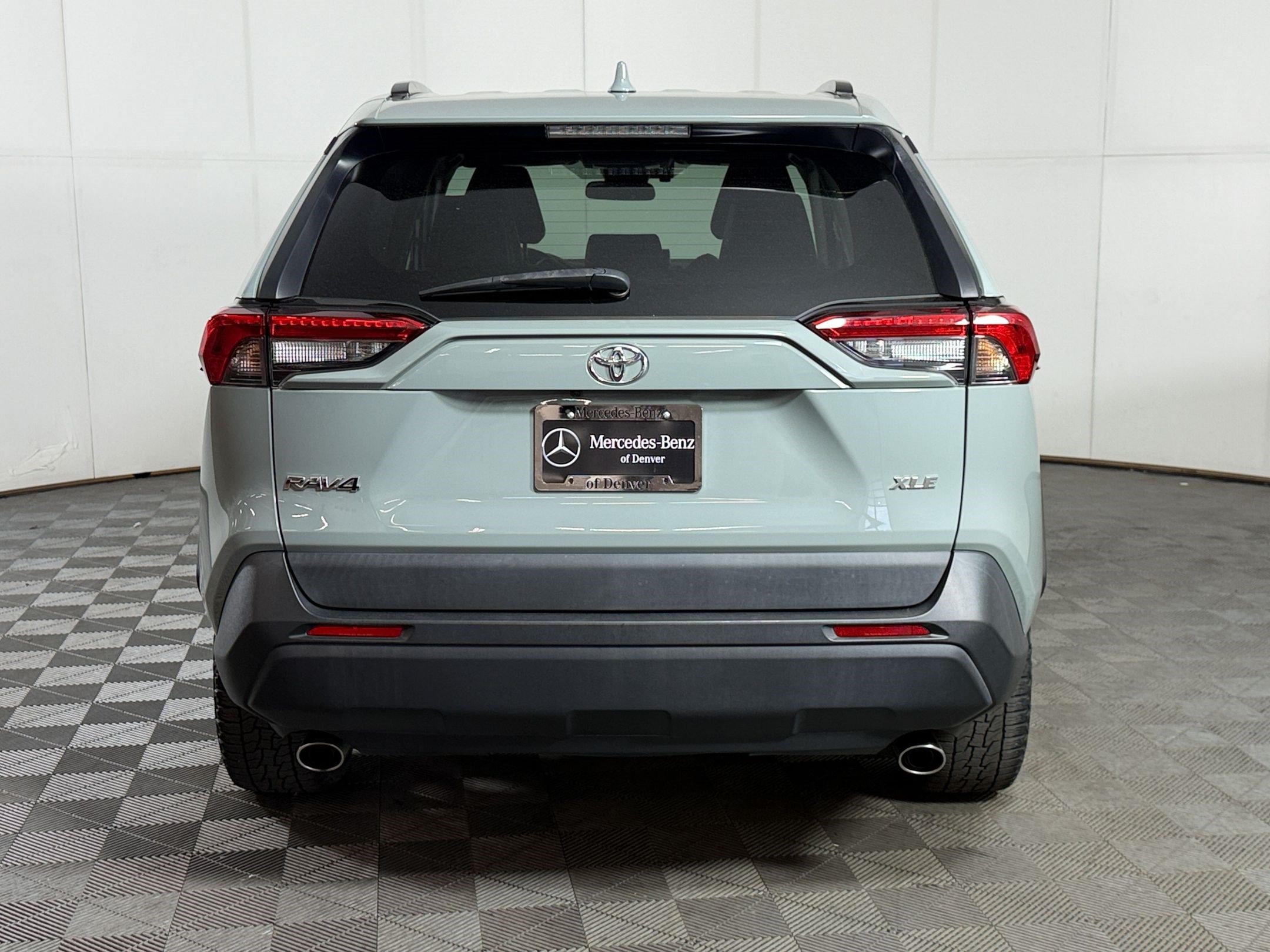 Used 2020 Toyota RAV4 XLE Premium FWD image 10