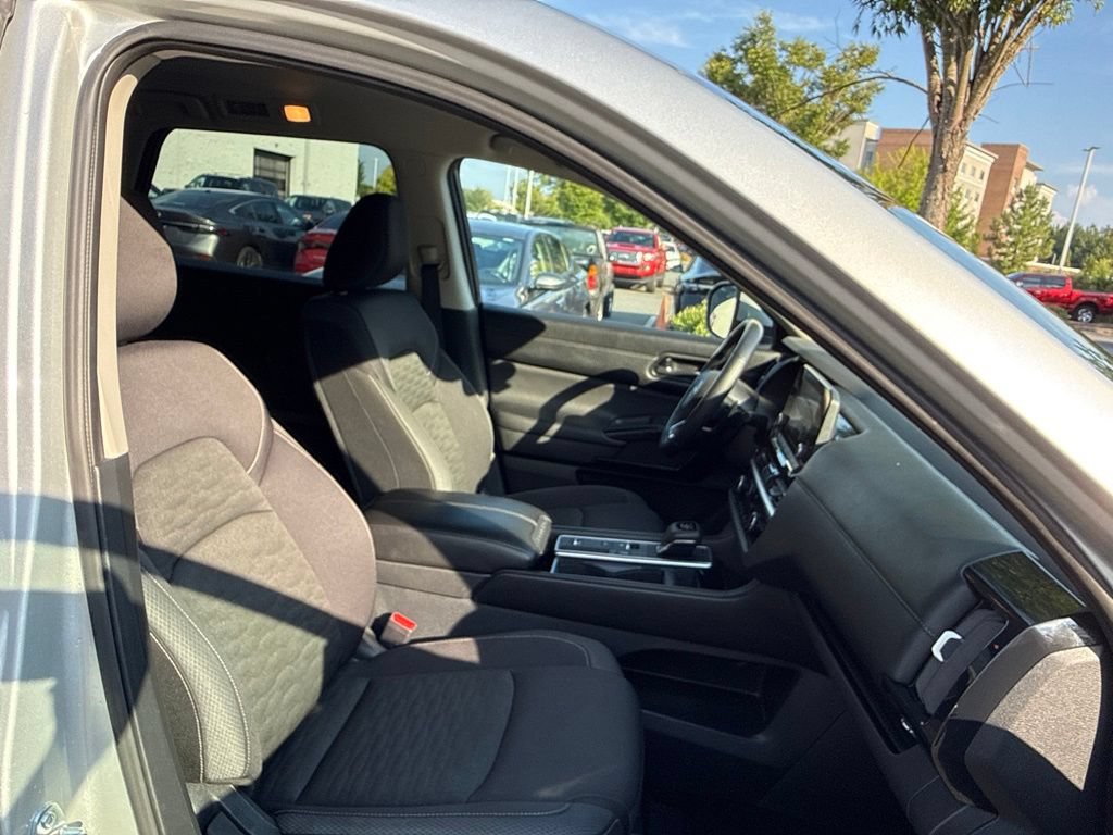 Used 2025 Nissan Pathfinder SV FWD image 43