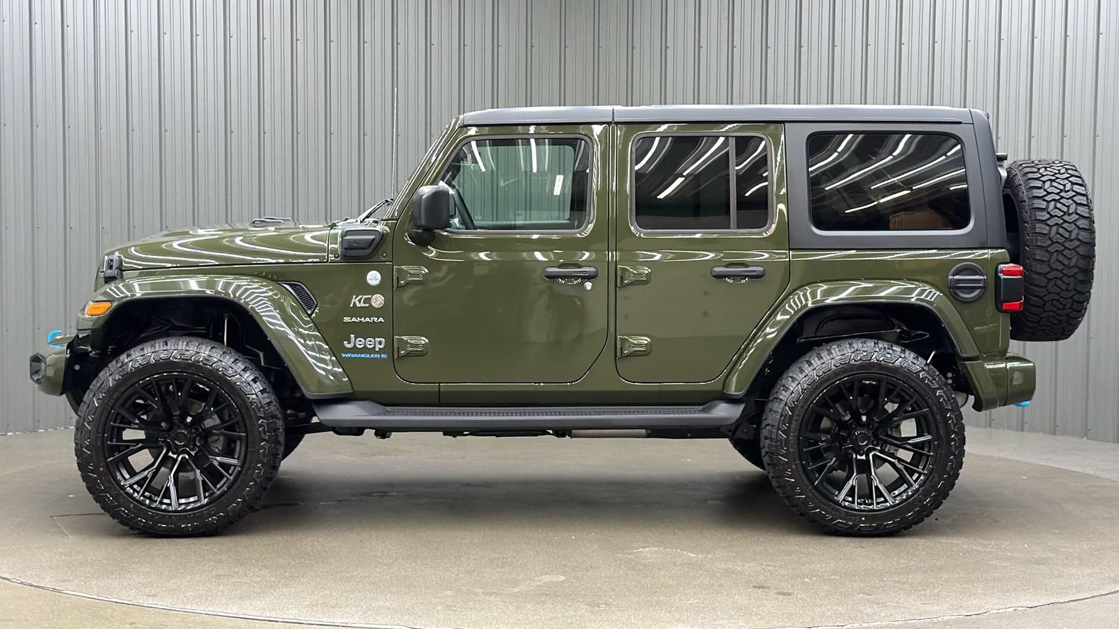 Used 2023 Jeep Wrangler Unlimited Sahara w/ Cold Weather Group AWD/4WD image 2