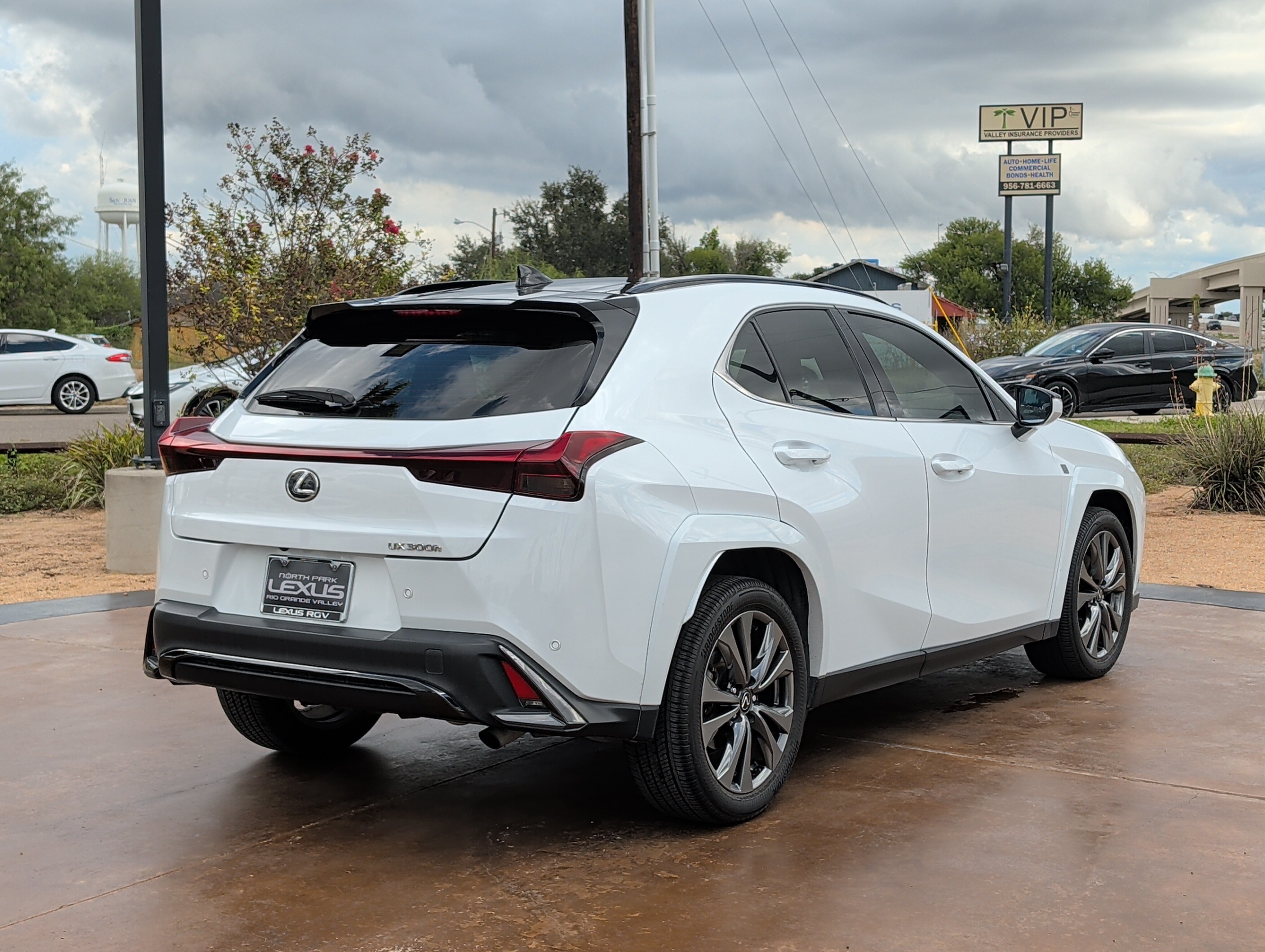 Used 2025 Lexus UX 300h FWD w/ Accessory Package (Z1) image 2