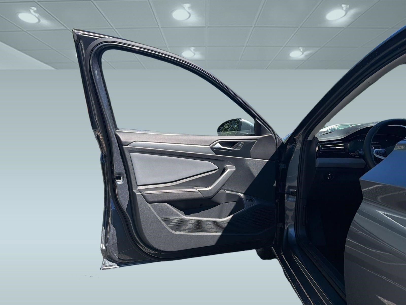 Used 2025 Volkswagen Jetta SE w/ Sunroof Package FWD image 15