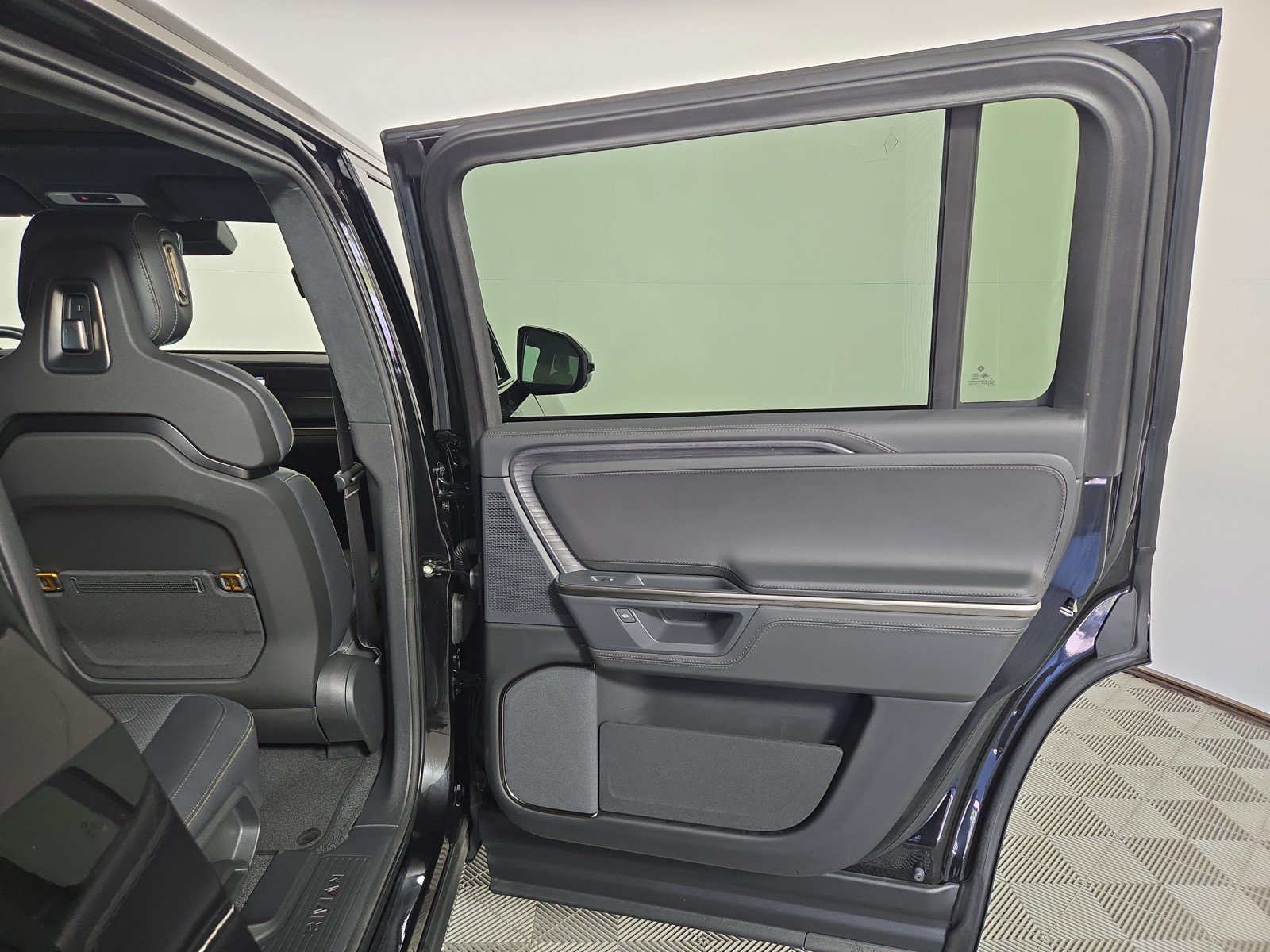 Used 2025 Rivian R1S Adventure AWD/4WD image 19