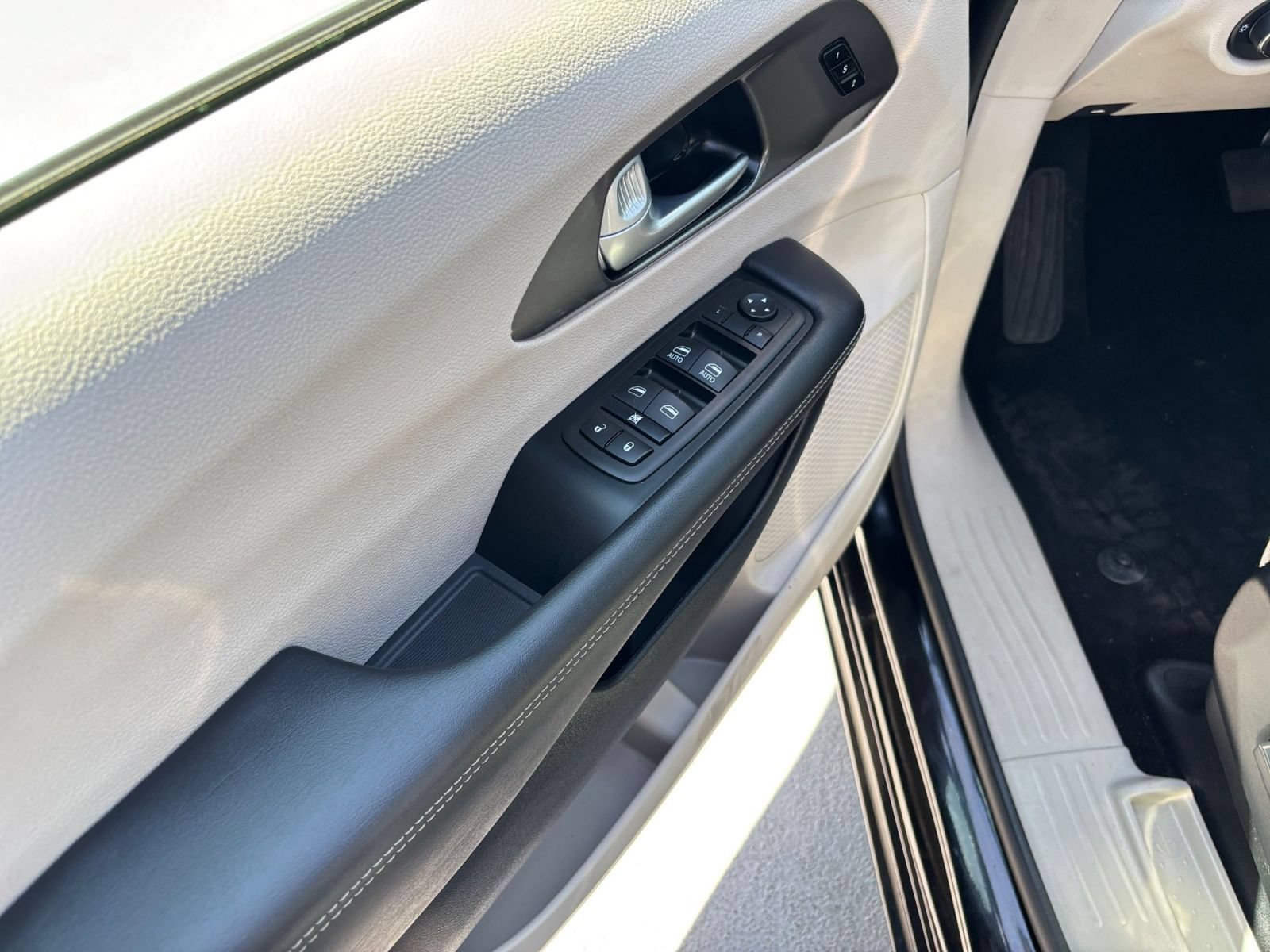 Used 2024 Chrysler Pacifica Touring-L FWD image 18