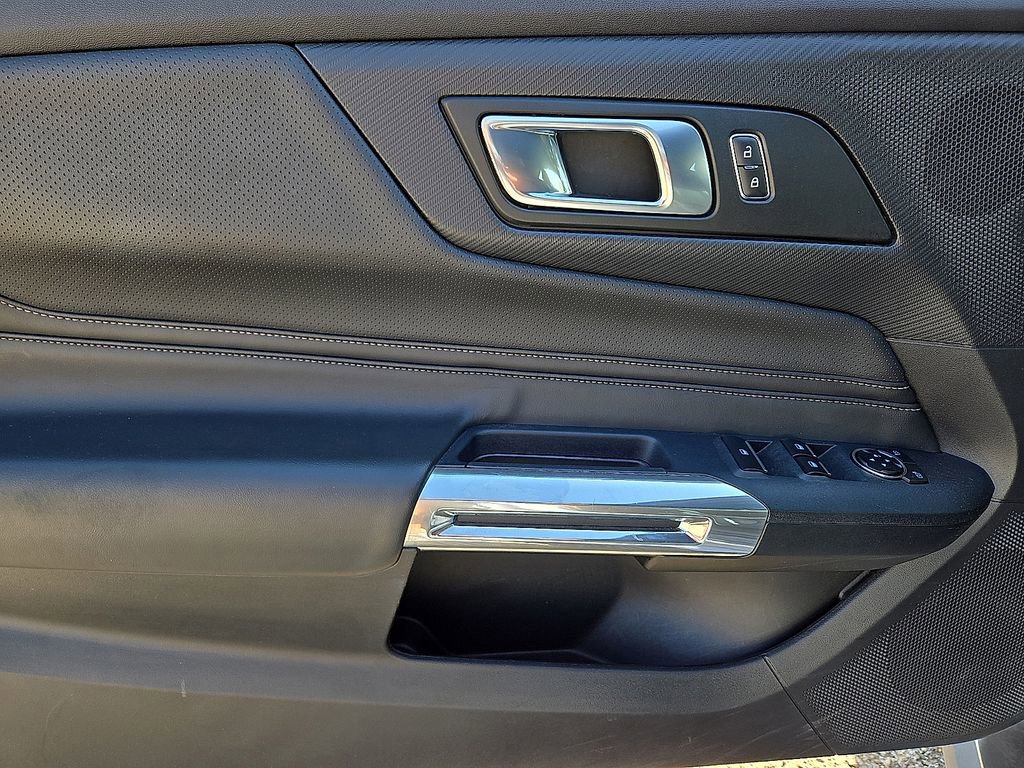 Used 2025 Ford Mustang Premium image 18