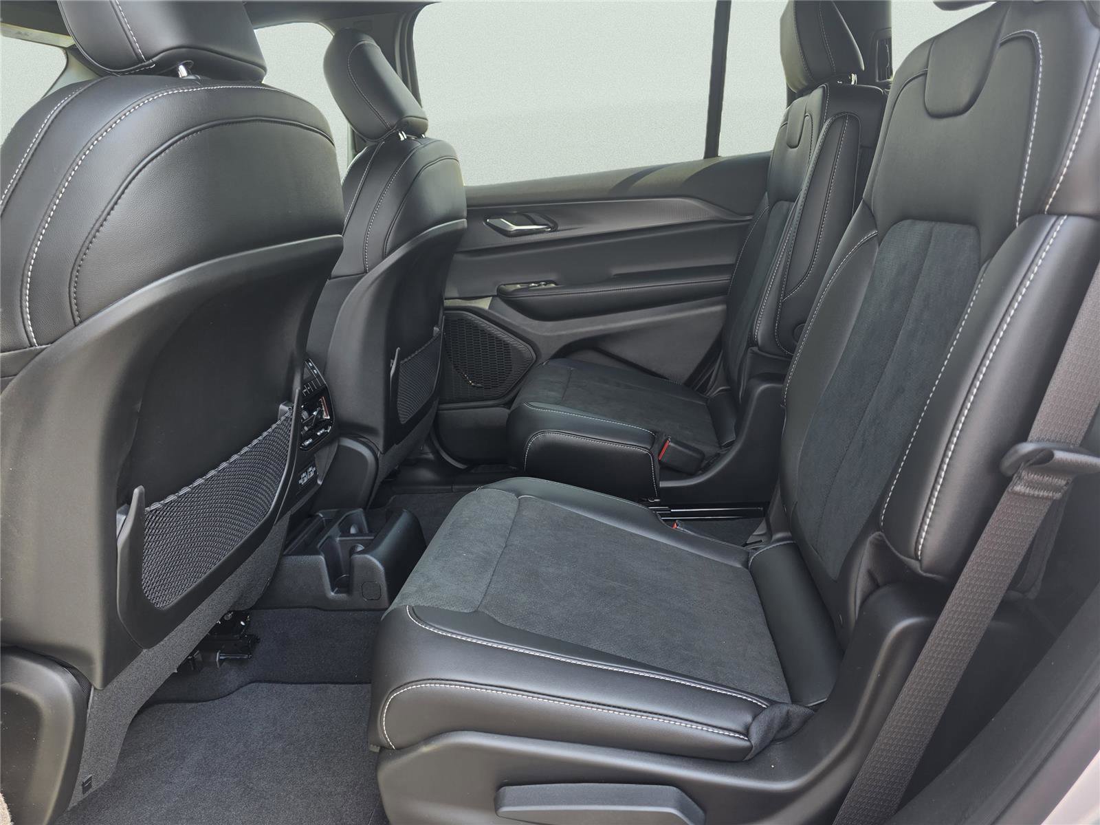 New 2025 Jeep Grand Cherokee L Altitude image 28