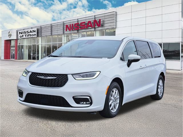 Used 2023 Chrysler Pacifica Touring-L image 8