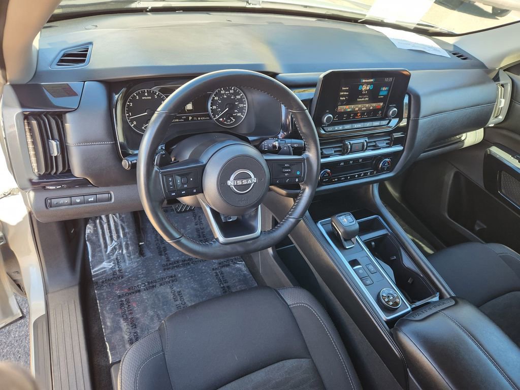Used 2025 Nissan Pathfinder SV image 9