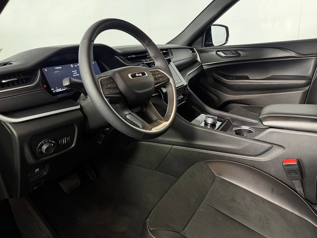 Certified 2025 Jeep Grand Cherokee L Laredo RWD image 16