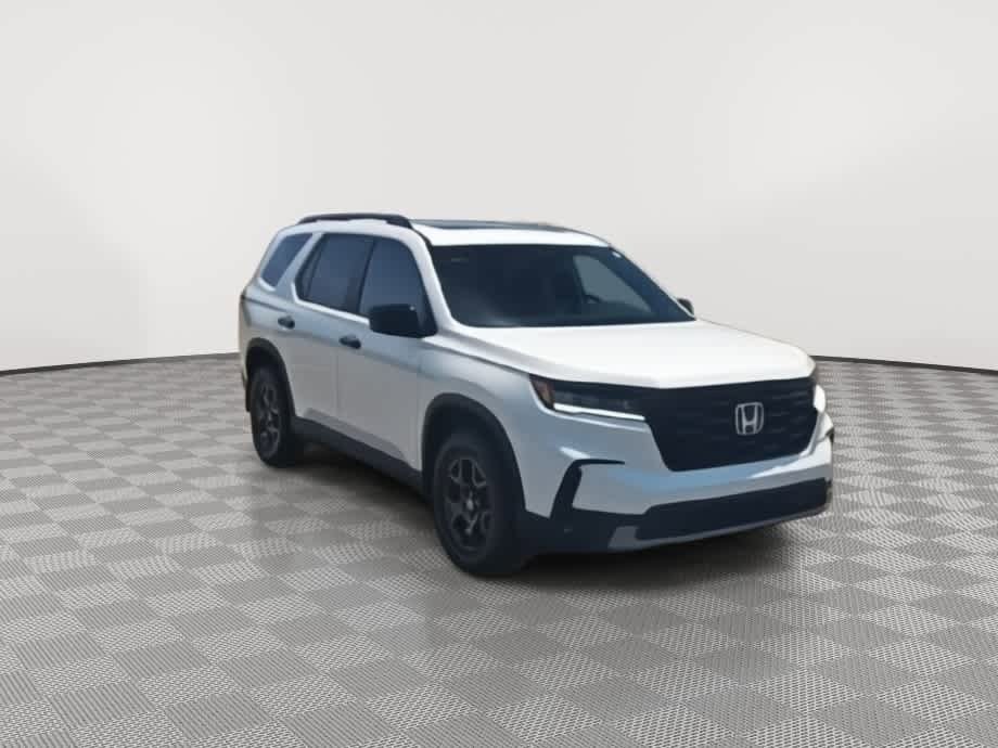 Used 2023 Honda Pilot TrailSport image 2