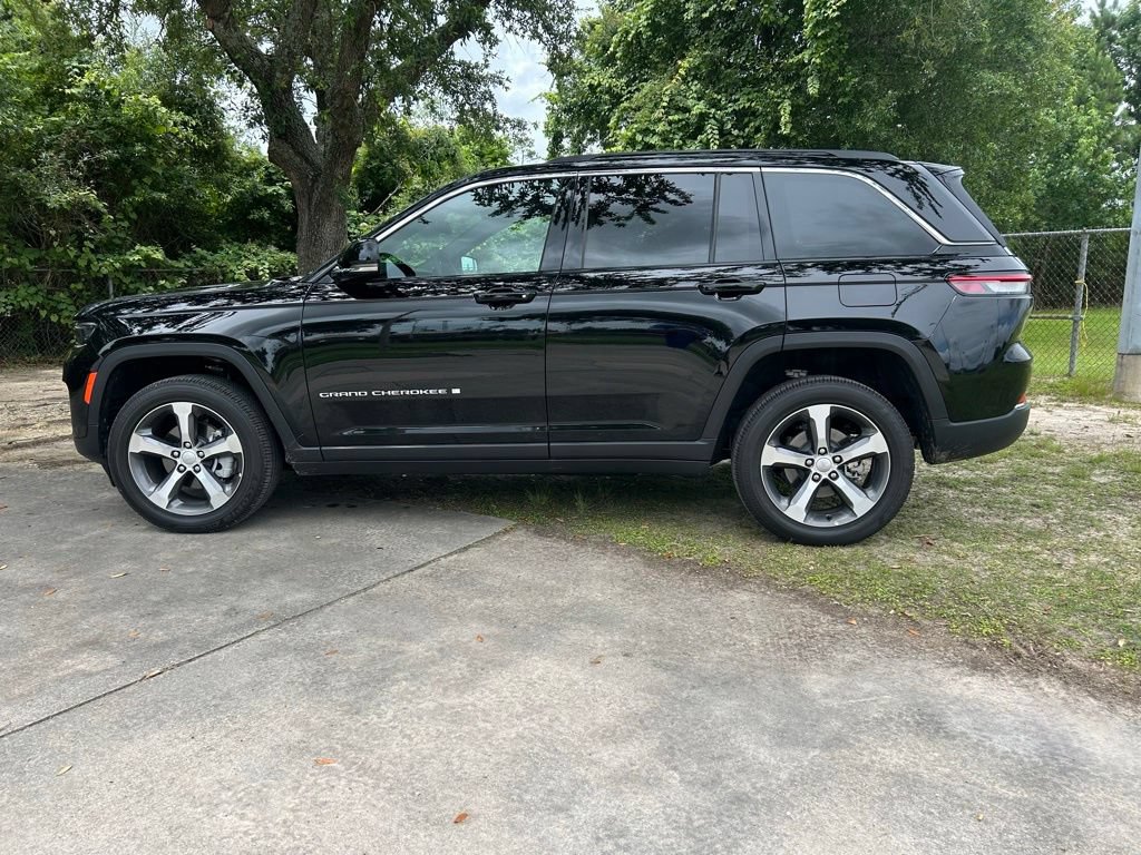 Used 2025 Jeep Grand Cherokee Limited RWD image 3