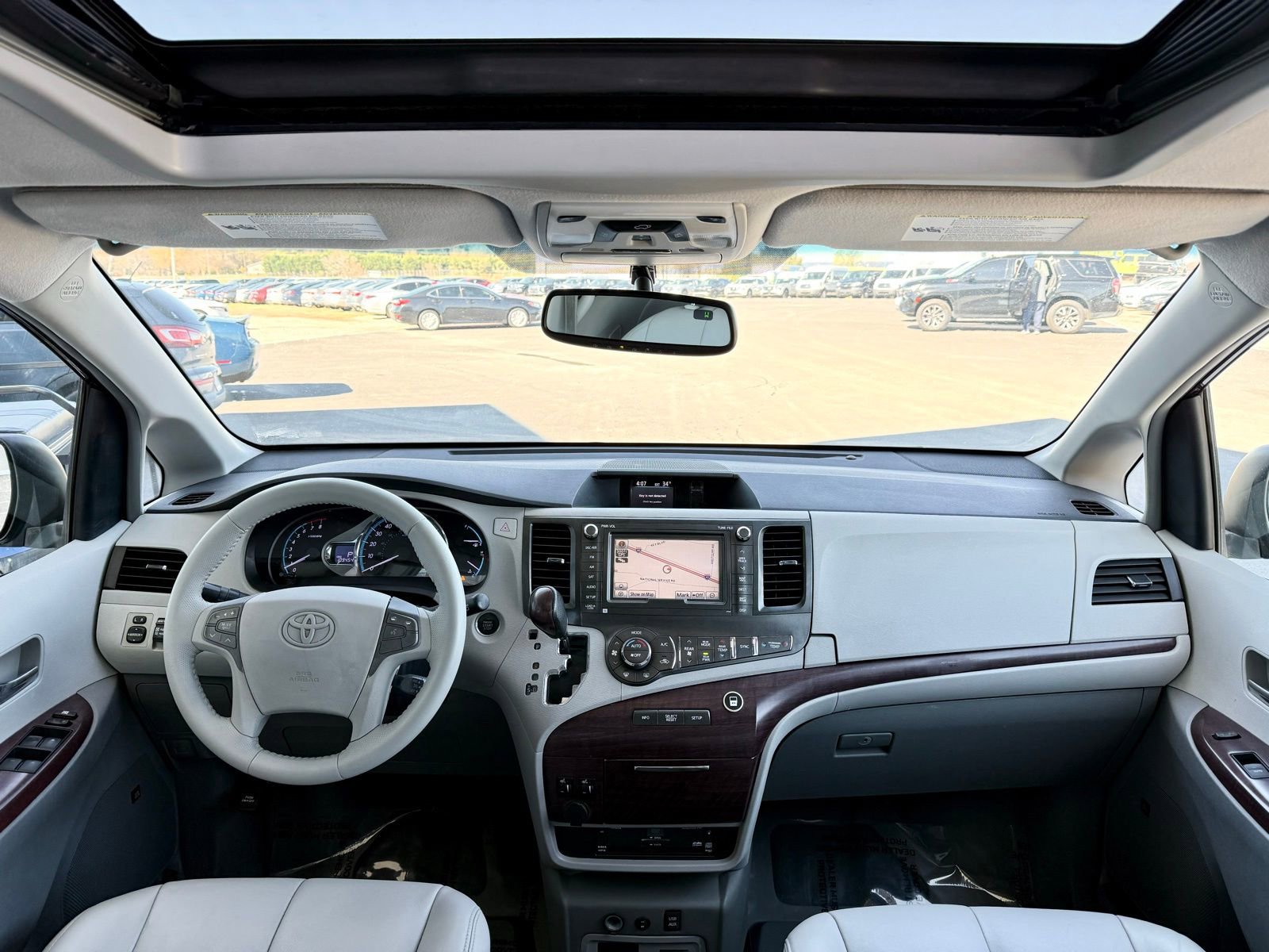 Used 2013 Toyota Sienna XLE w/ Premium Pkg image 32