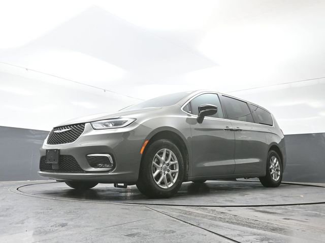 Used 2025 Chrysler Pacifica Select image 49