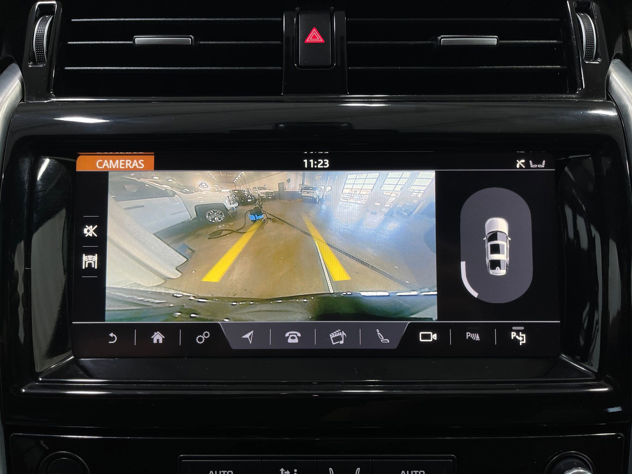 Used 2020 Land Rover Discovery HSE AWD/4WD image 11