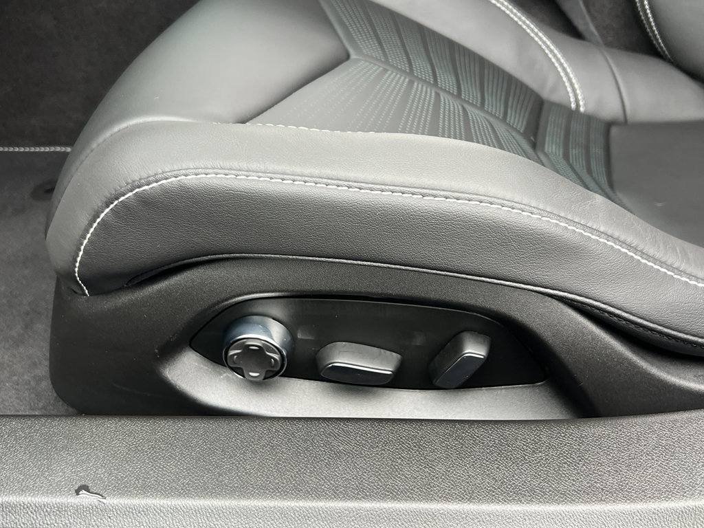 Used 2024 Chevrolet Corvette Stingray Preferred Cpe w/ Stealth Interior Trim Package image 18