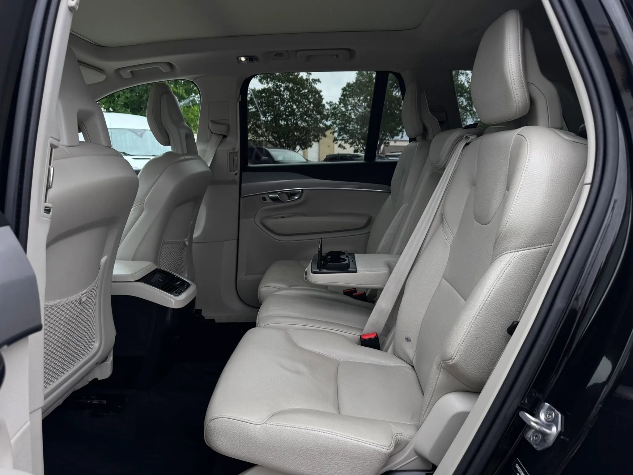 Used 2021 Volvo XC90 T5 Momentum w/ Climate Package FWD image 17