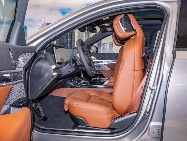 Used 2026 BMW 740i xDrive w/ Premium Package image 20