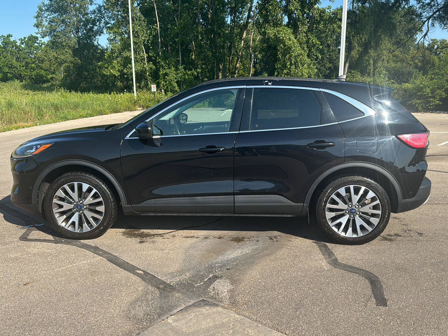 Used 2021 Ford Escape Titanium AWD/4WD image 2