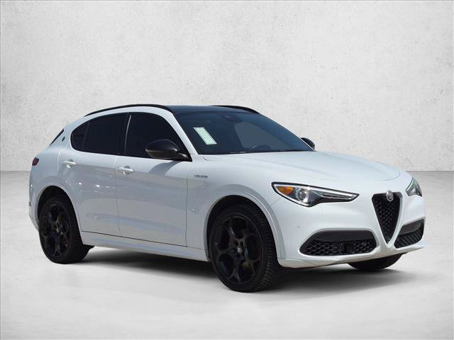 Used 2022 Alfa Romeo Stelvio Veloce AWD/4WD image 3