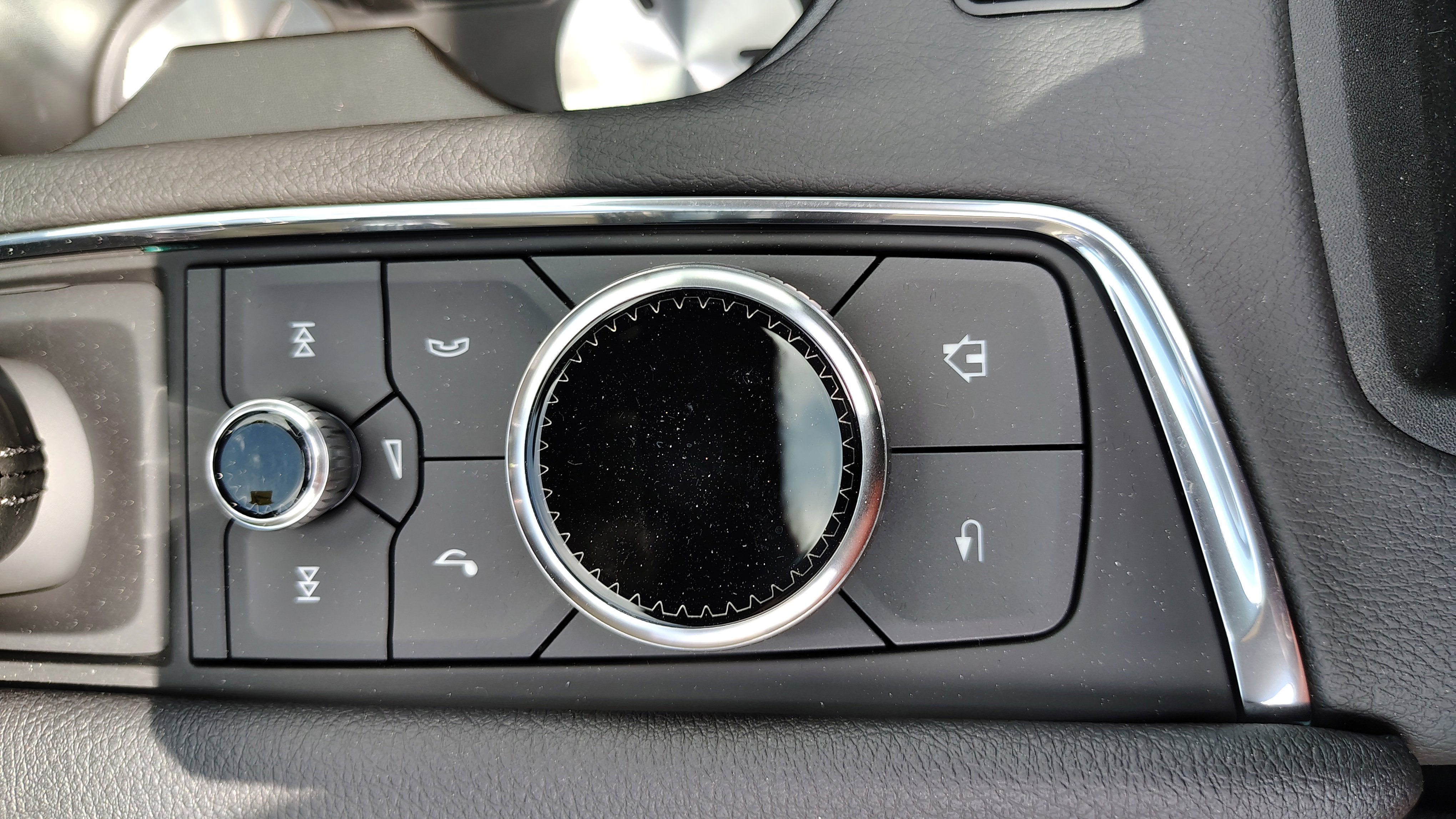 New 2025 Cadillac XT6 Luxury w/ LPO, Premium Carpet Package image 28