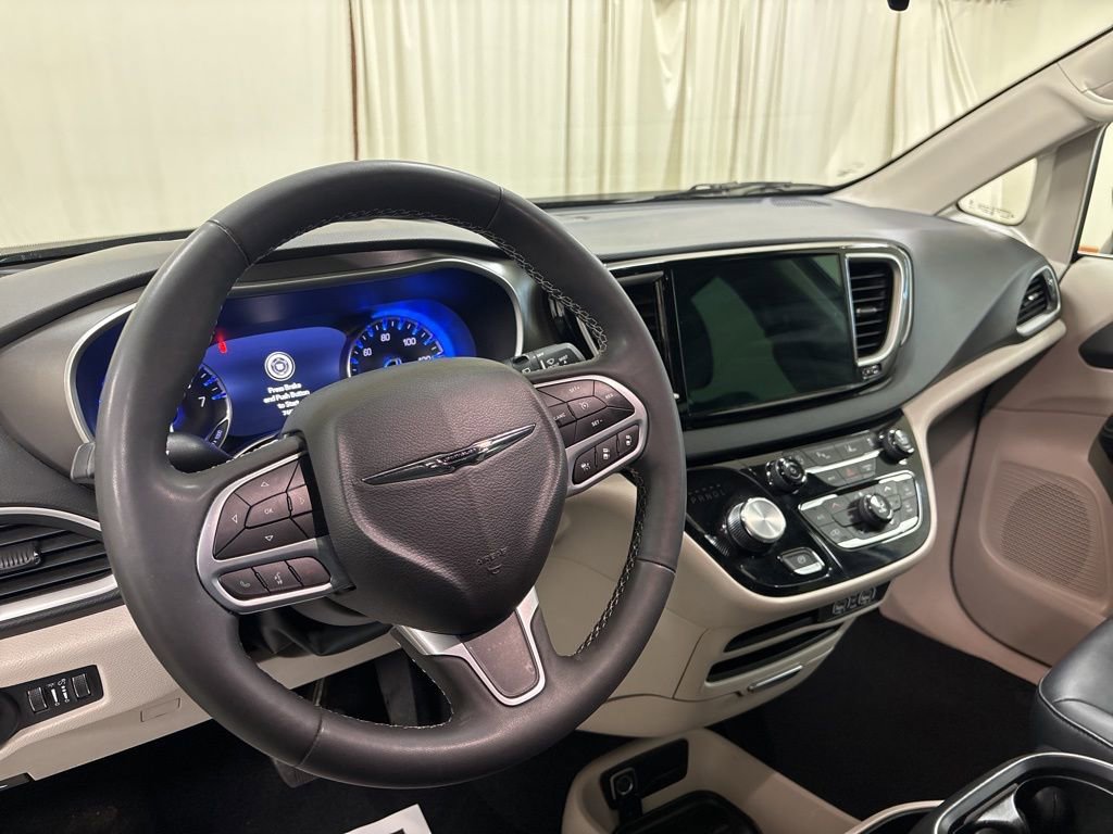 Used 2024 Chrysler Pacifica Touring-L FWD image 14