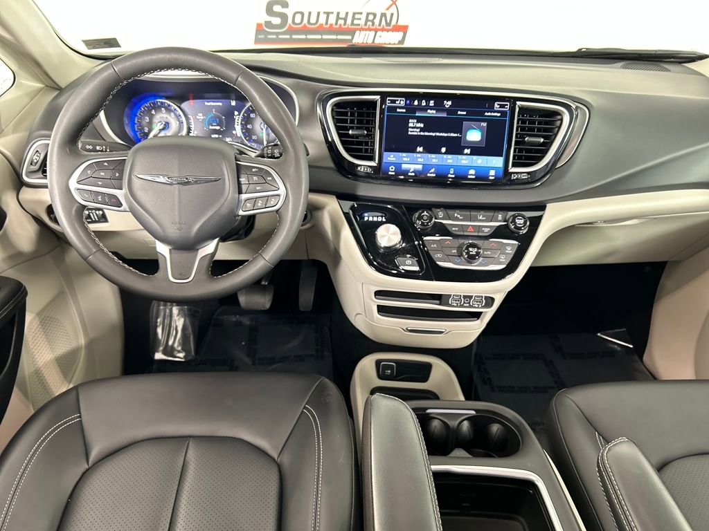 Used 2024 Chrysler Pacifica Touring-L image 17