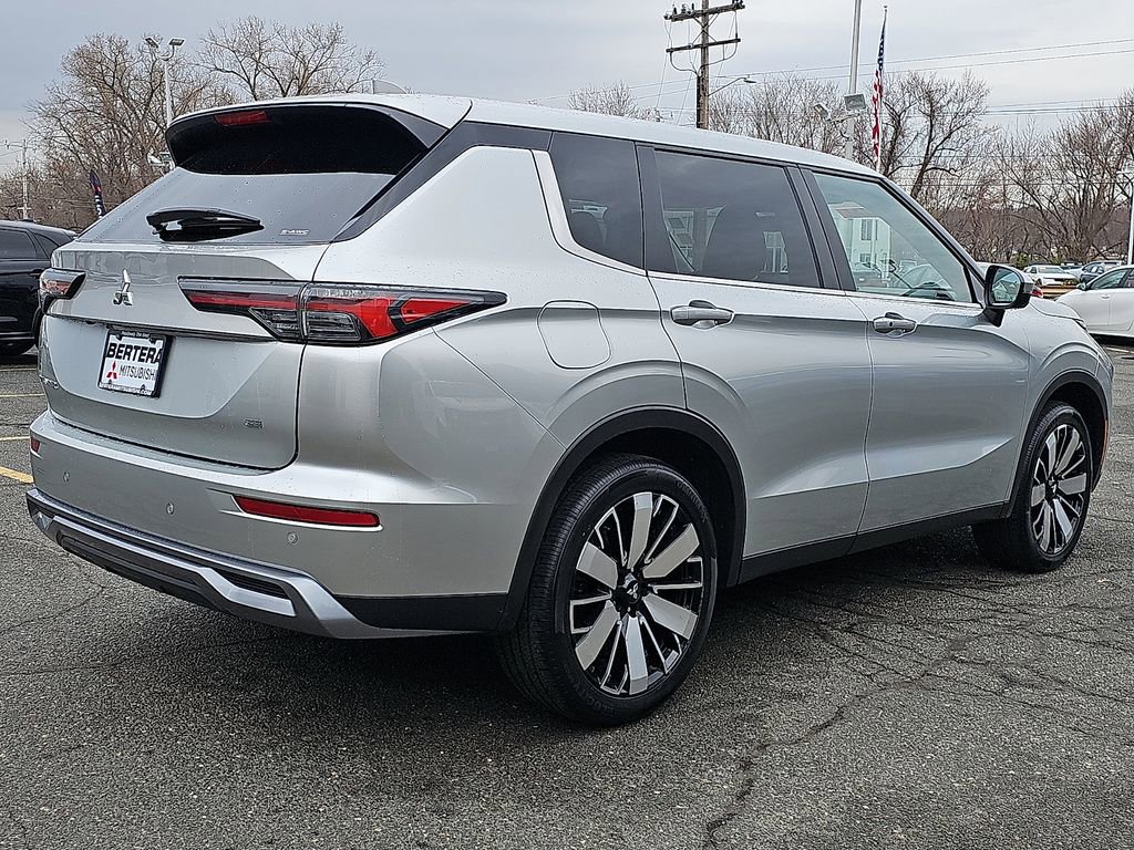 Used 2025 Mitsubishi Outlander SE image 6