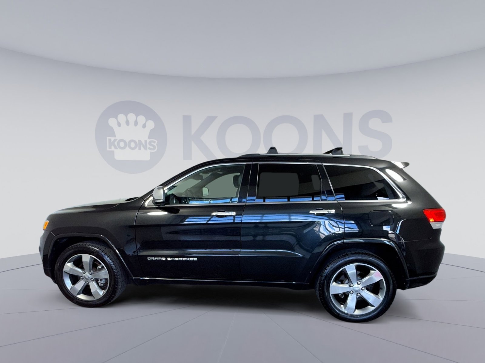 Used 2015 Jeep Grand Cherokee Overland w/ Advanced Technology Group image 2