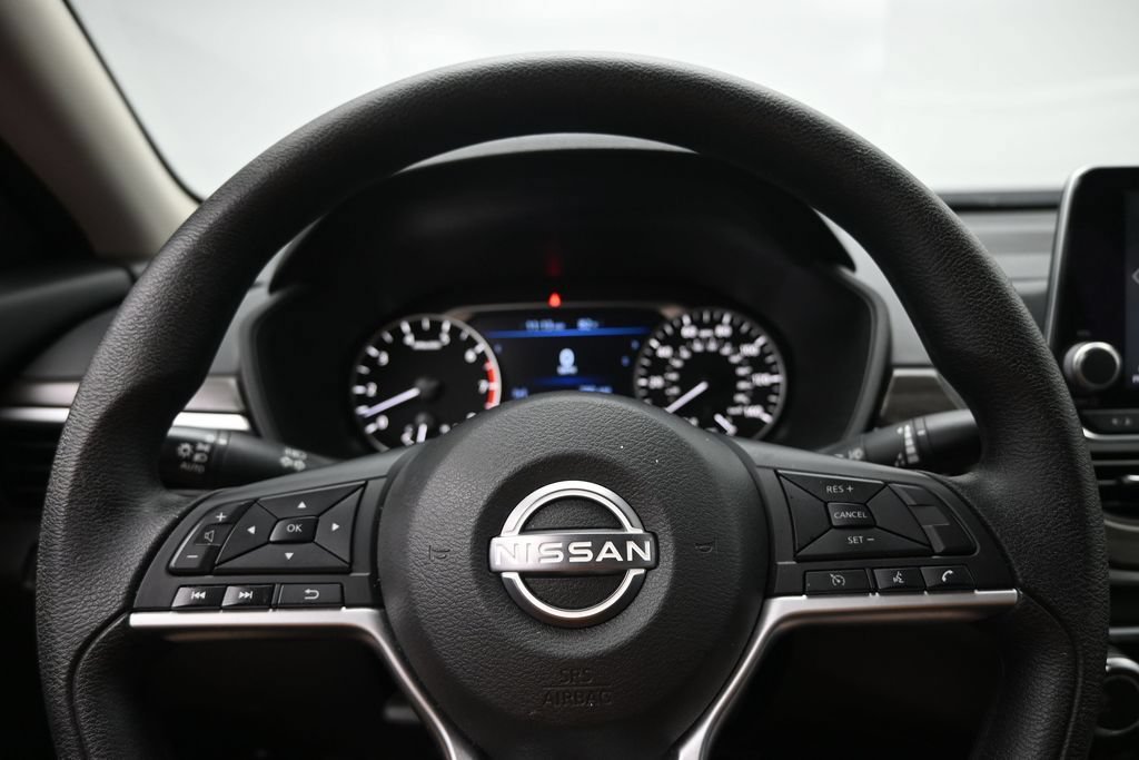 Used 2025 Nissan Altima 2.5 SV FWD image 13