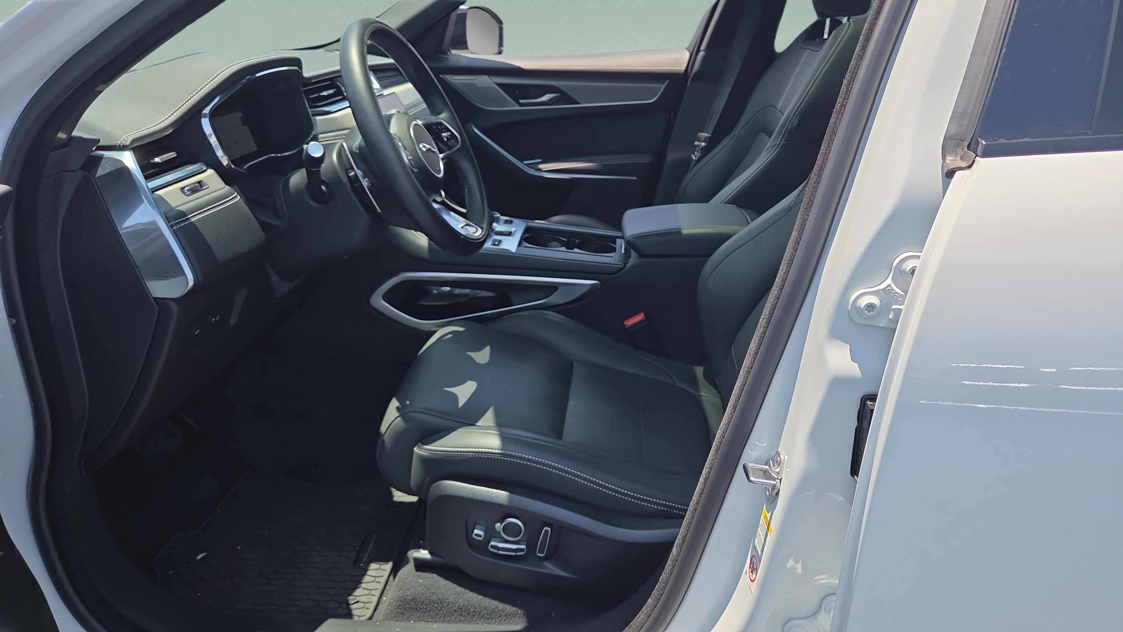 Used 2026 Jaguar F-PACE R-Dynamic S AWD/4WD image 9