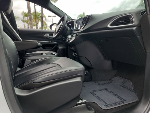 Used 2025 Chrysler Pacifica Select image 22