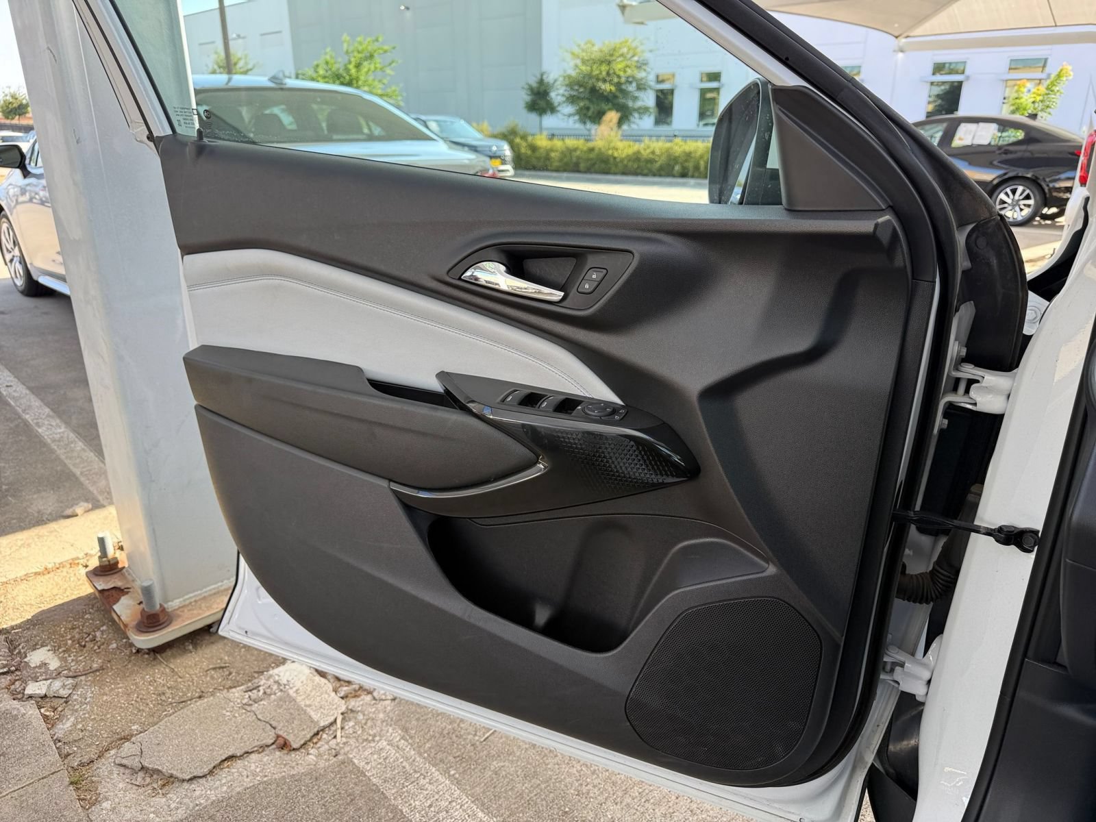 Used 2025 Chevrolet Trax LT FWD image 18