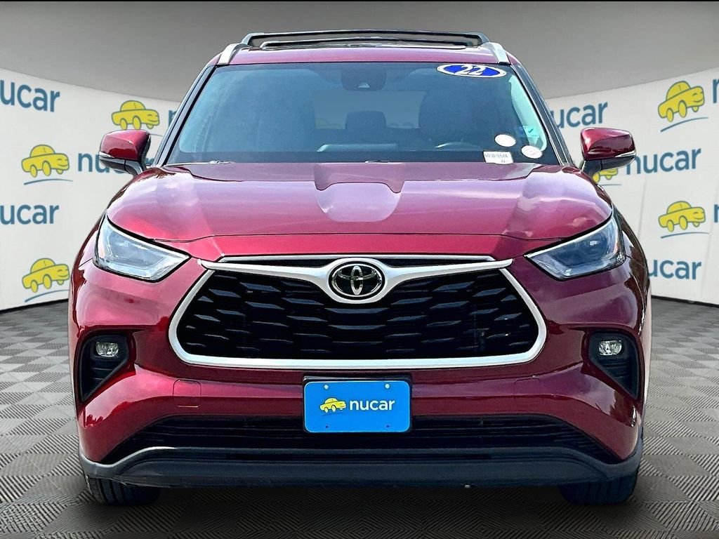 Used 2022 Toyota Highlander XLE AWD/4WD image 2